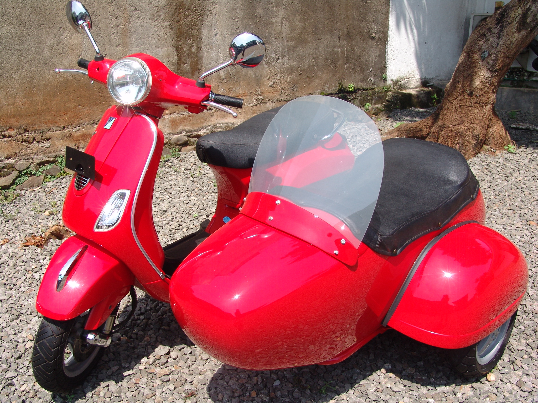 Vespa Piaggio LX150 with sidecar front view – Scooter99